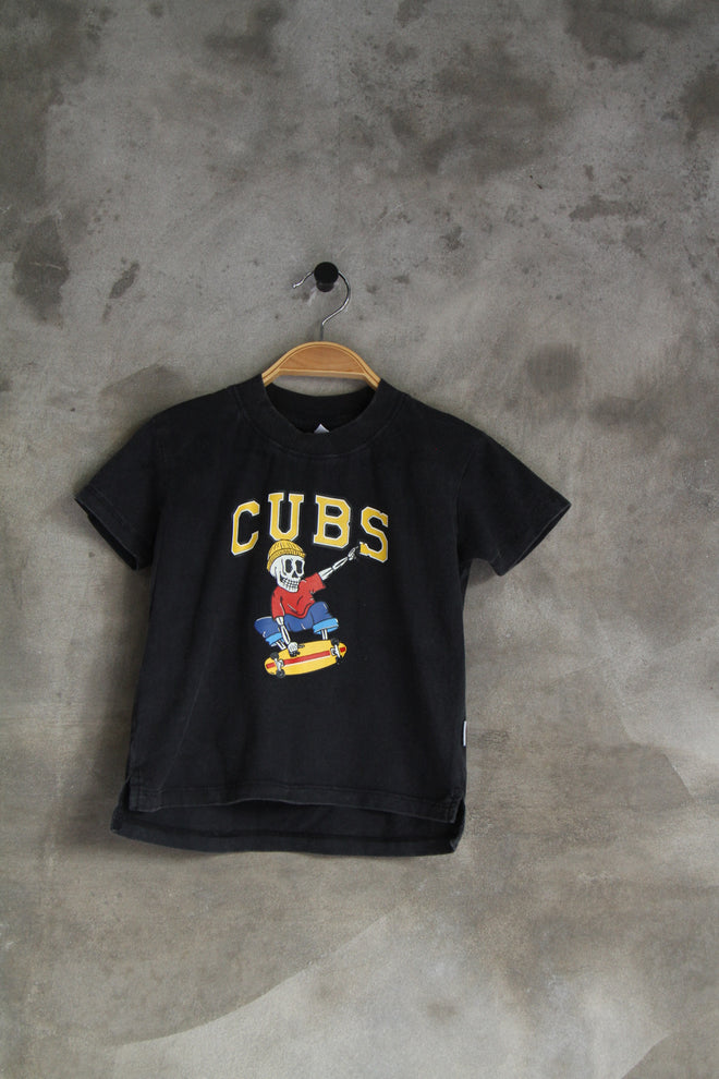 CUBS SKATE CREW TEE